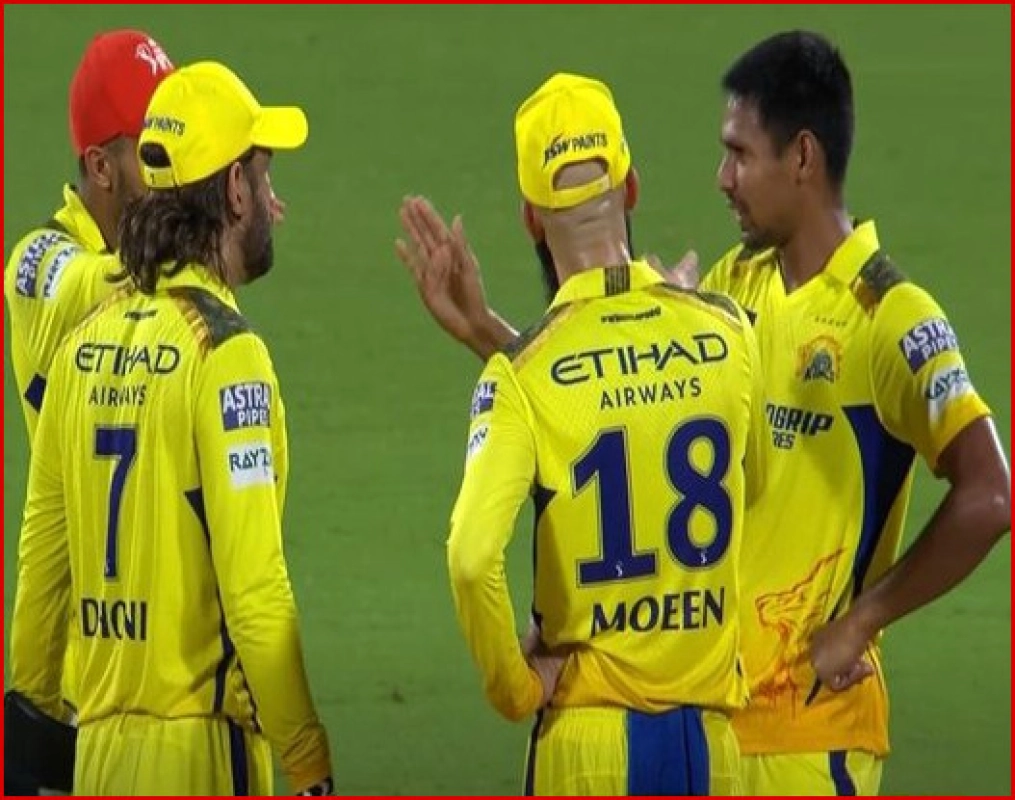 মাঠে ধোনিকে কি বলেছিলেন মুস্তাফিজ