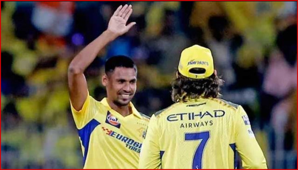 চেন্নাই থেকে ফেরার সময় একটি বিশেষ উপহার দিয়ে মুস্তাফিজকে বিদায় জানালেন ধোনি