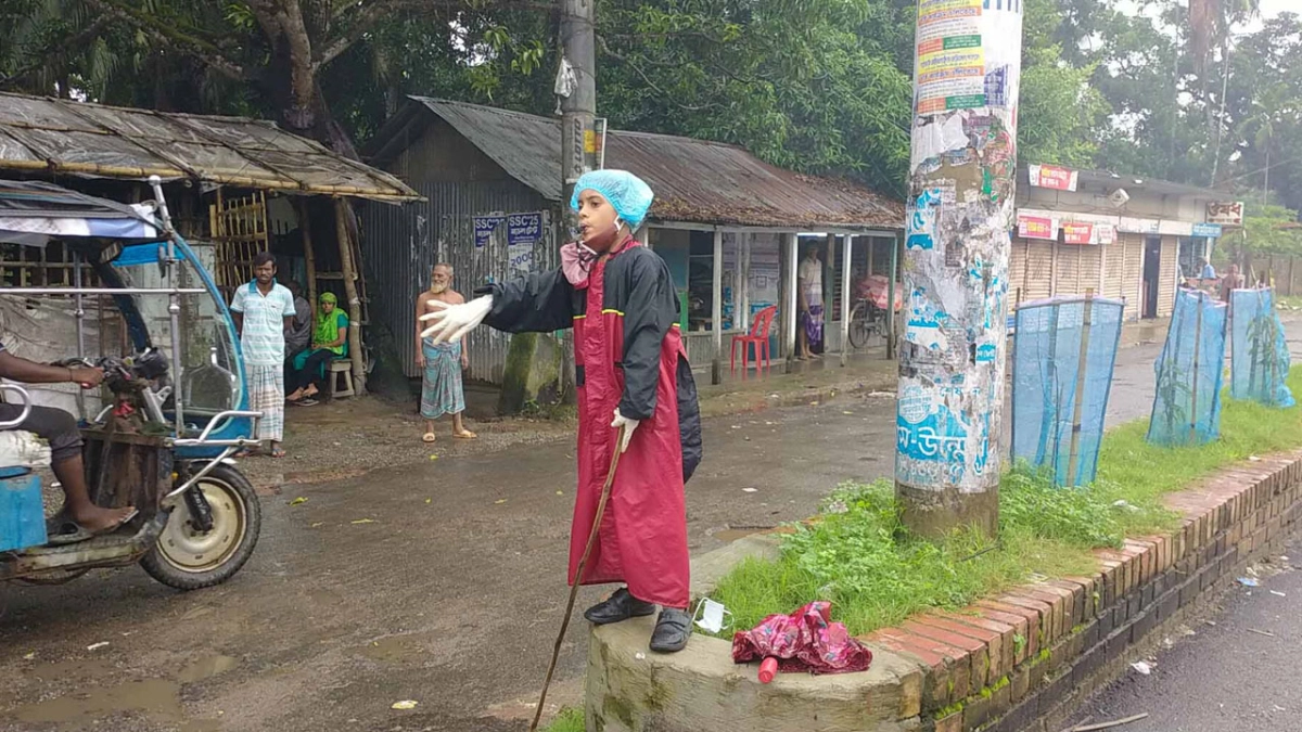 মায়েত কাছ থেকে ফুচকা খাওয়ার টাকা নিয়ে বাঁশি কিনে ট্রাফিকের দায়িত্বে ৭ বছরের শিশু