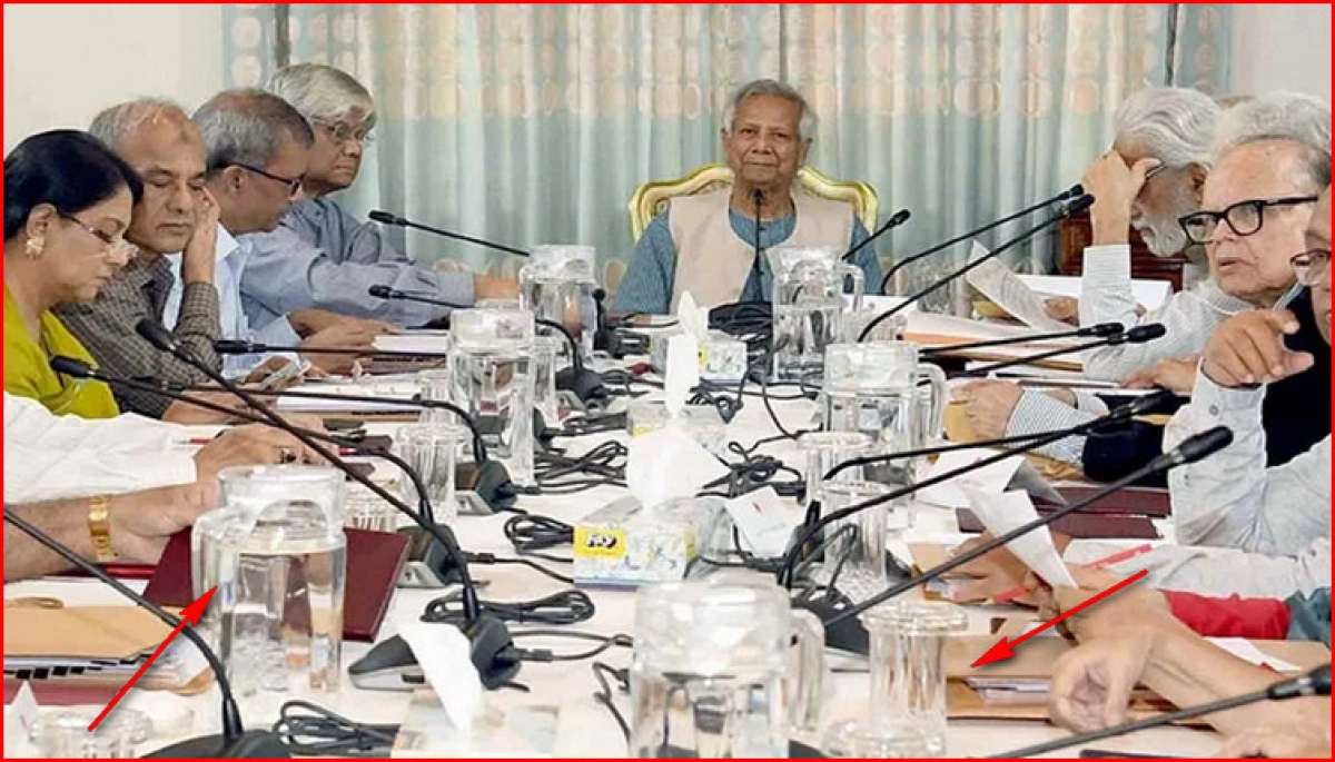 যে কারনে ড. মুহাম্মদ ইউনূসের কার্যালয়ে বোতলজাত পানির জায়গায় এলো জগ আর মগ, তুমুল আলোচনার ঝড়