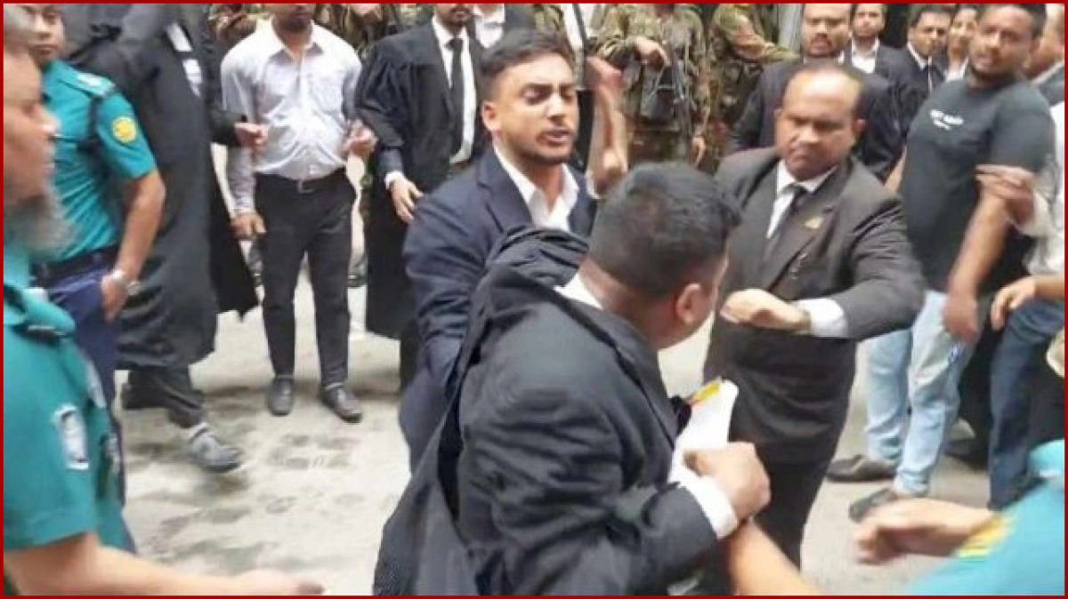 জয় বাংলা স্লোগান দেওয়ায় ৩ আইনজীবির জীবনে নেমে এল কঠিন বিপদ