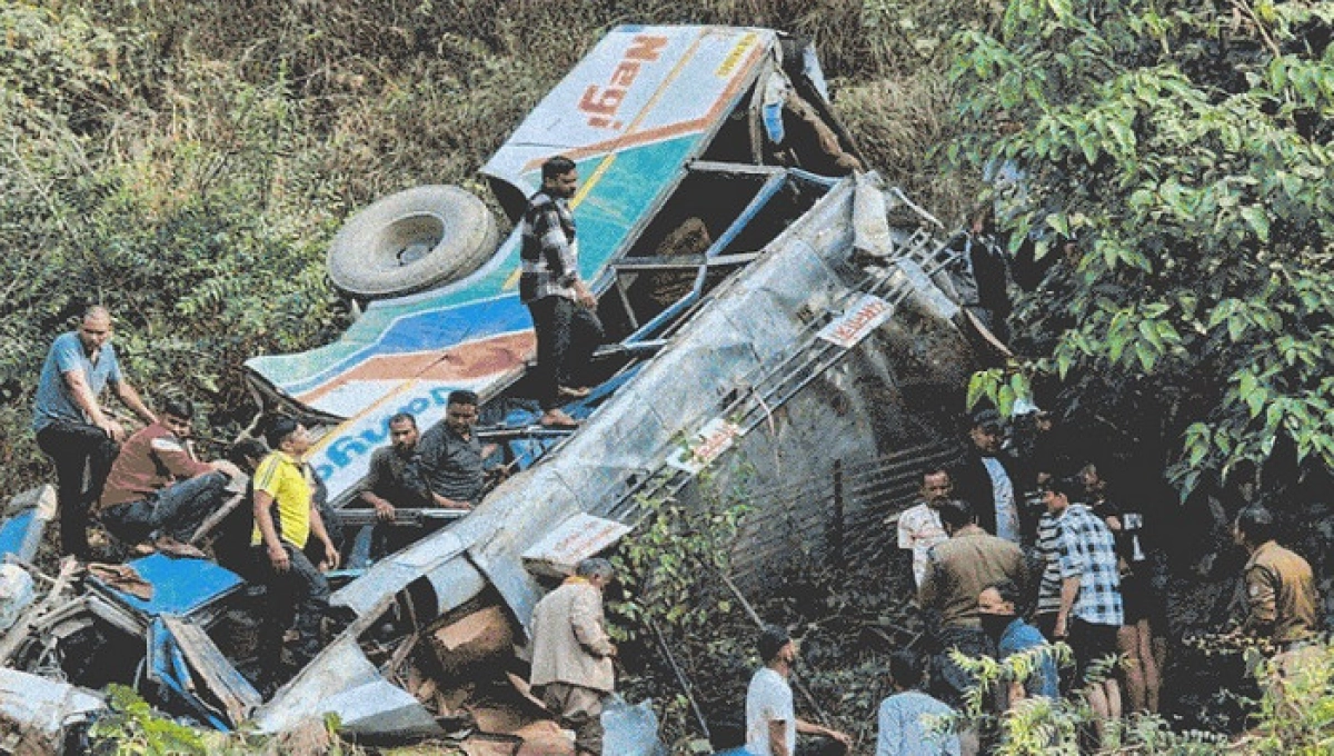 ৪০ যাত্রী নিয়ে বাস খাদে পড়ল, প্রায় সব যাত্রীর মৃত্যু