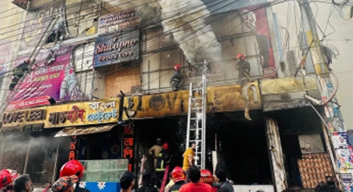 এই মাত্র পাওয়া ; ঢাকায় রেস্টুরেন্ট থেকে ভয়াবহ আ*গুন