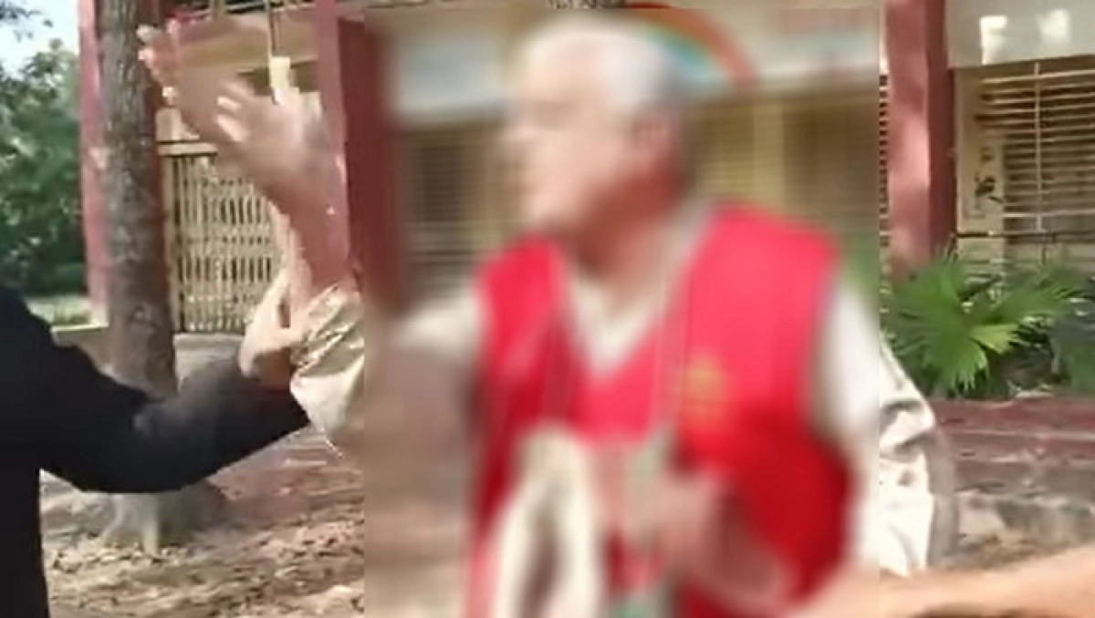 মুক্তিযোদ্ধার গলায় জুতার মালা, যা জানা গেল