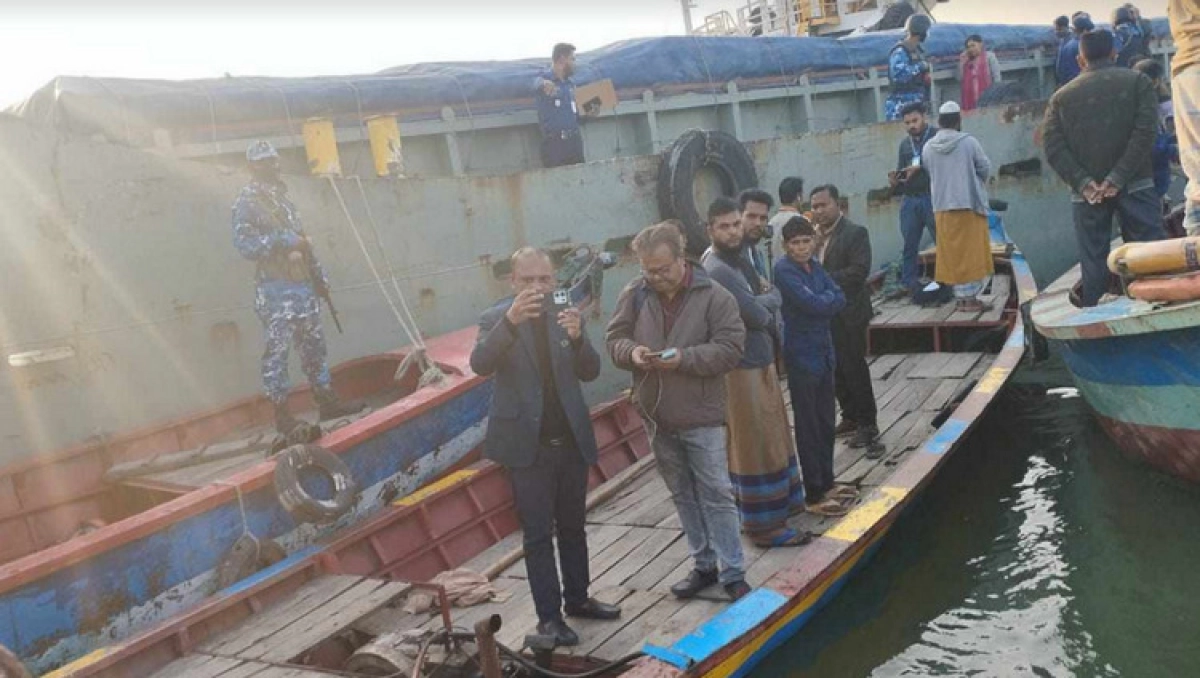 পরিস্থিতি ব্যাপক খারাপ, জাহাজে পাওয়া গেল ৭ জনের ম'র'দে'হ