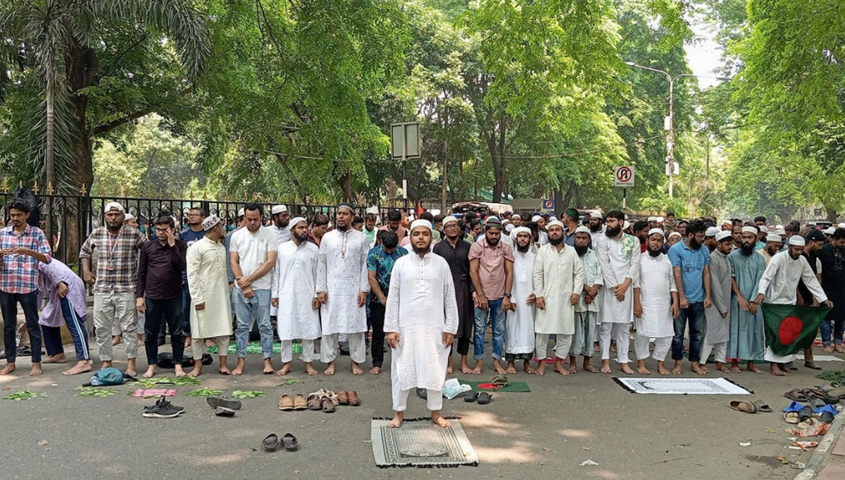 আওয়ামী লীগ নিষিদ্ধের দাবিতে যমুনার সামনে ছাত্র-জনতার অবস্থান অব্যাহত