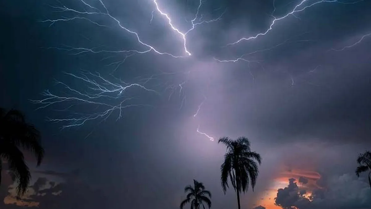 বজ্রপাতের আশঙ্কা: কয়েকটি জেলায় সতর্কতা জারি