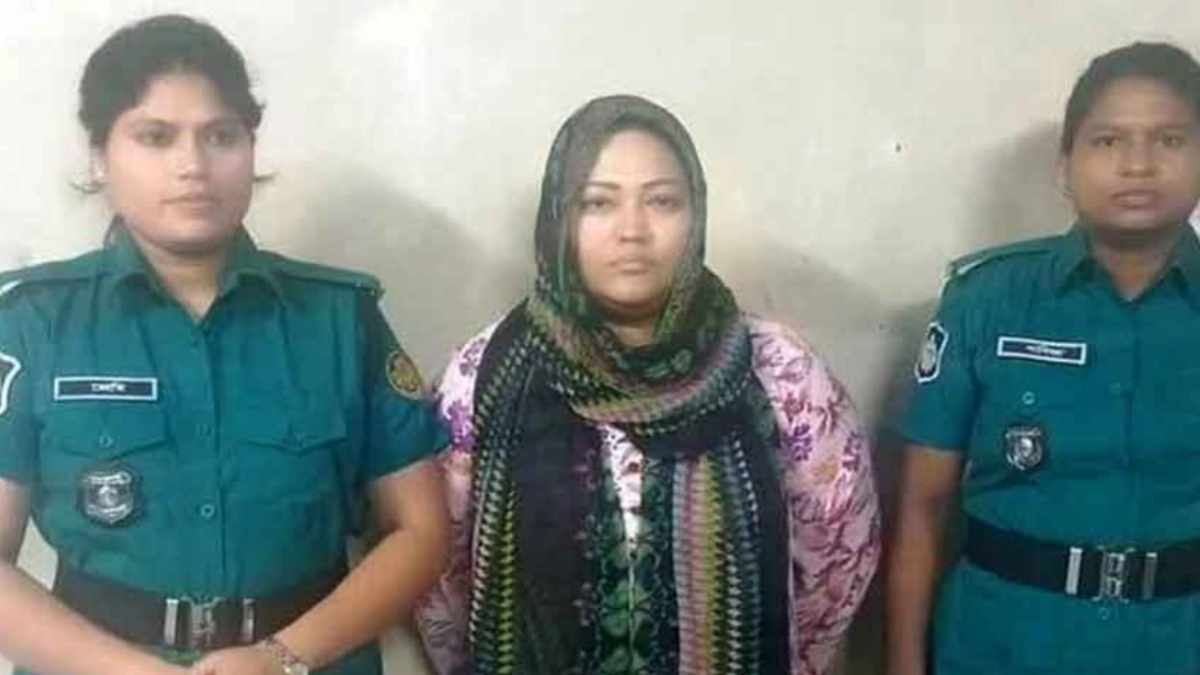 বোরকা পরেও শেষ রক্ষা হলো না মমতাজের