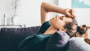 ছেলেদের চেয়ে মেয়েরা বিষন্ন থাকে ৫ কারনে