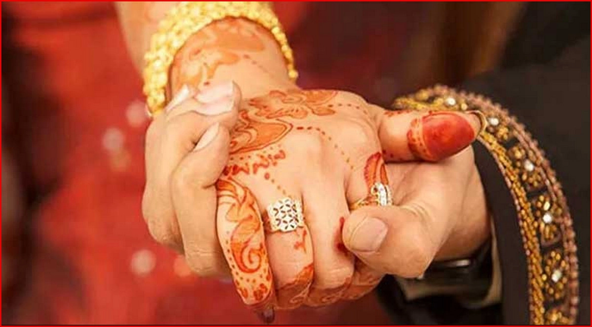 ছেলের বন্ধুকে বিয়ে করে মা হচ্ছেন ৫০ বছরের নারী