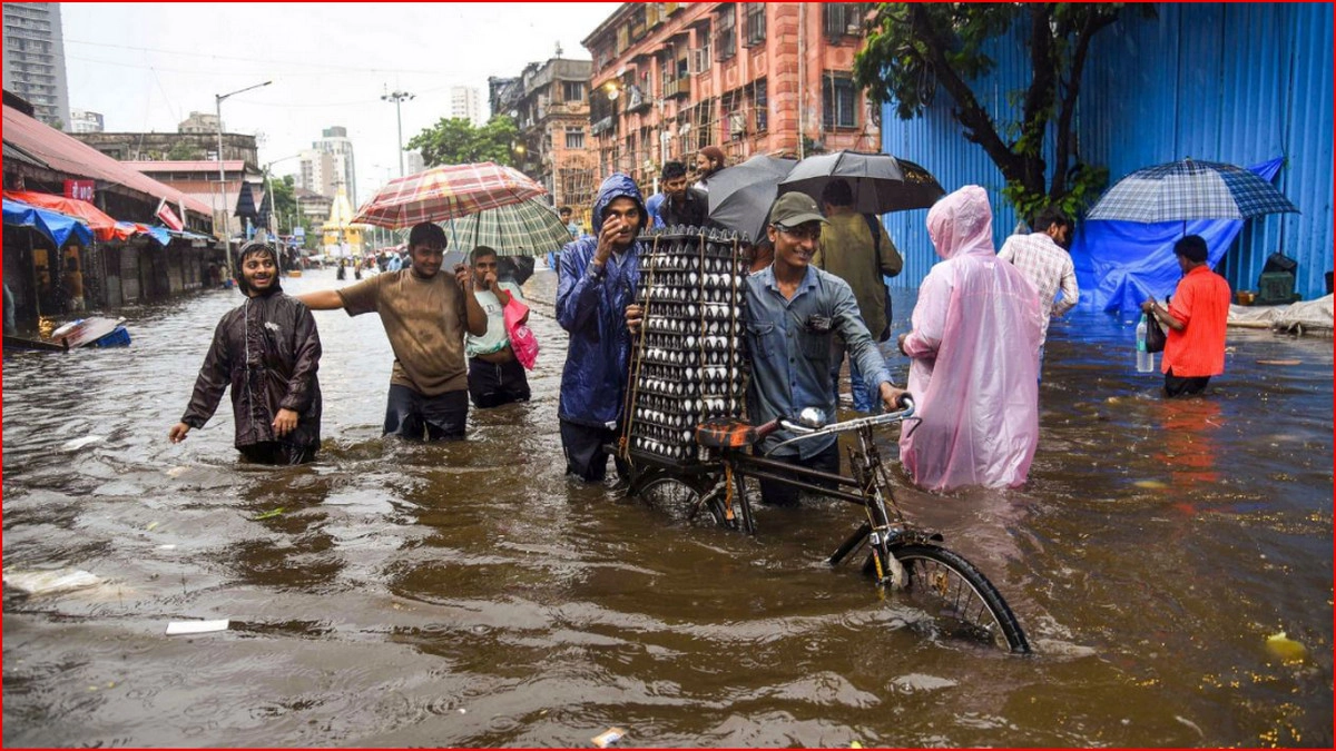 ভারী বৃষ্টির সতর্কতা জারি নিম্নচাপে ভারী ঝড়বৃষ্টির আশঙ্কা যেসব জেলায়