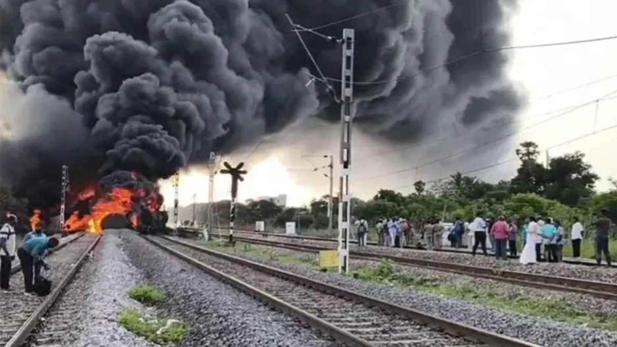ভারতে ডিজেলবাহী ট্রেনে ভয়াবহ আগুন
