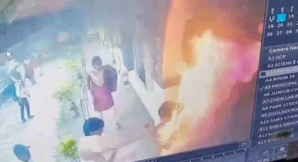 শিক্ষকের কুপ্রস্তাব ও হুমকির শিকার হয়ে ছাত্রীর আত্মহননের চেষ্টা, সহপাঠীও দগ্ধ