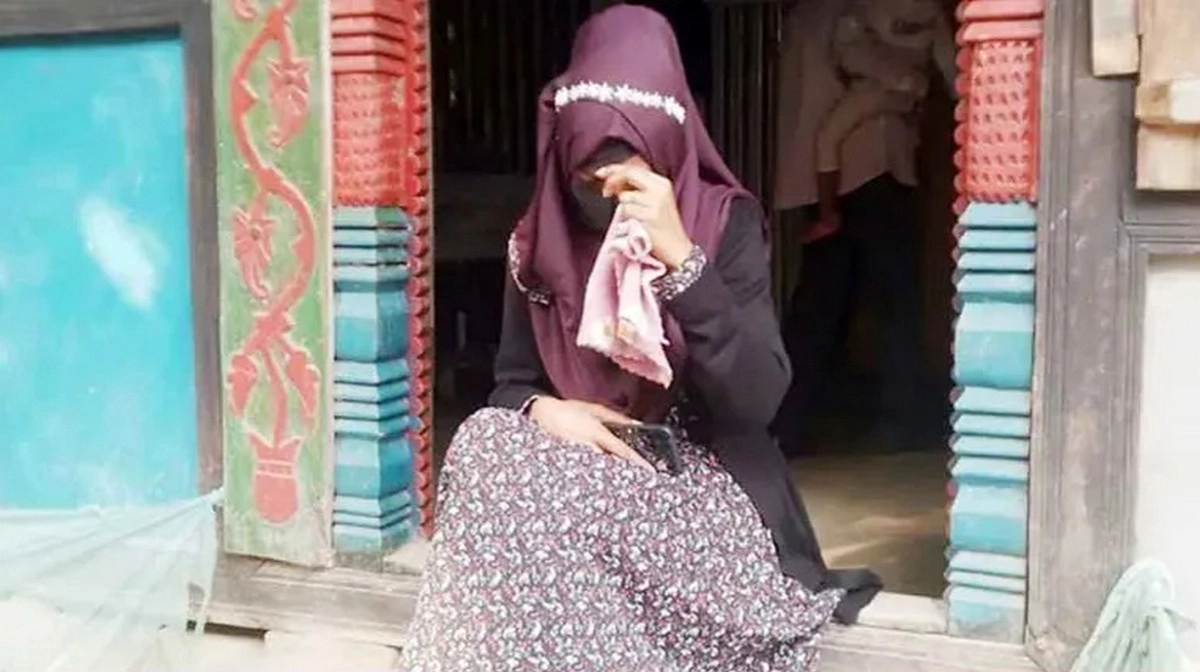 ছাত্রলীগ নেতার বিরুদ্ধে বিয়ের দাবিতে বৈষম্যবিরোধী নেত্রীর অনশন