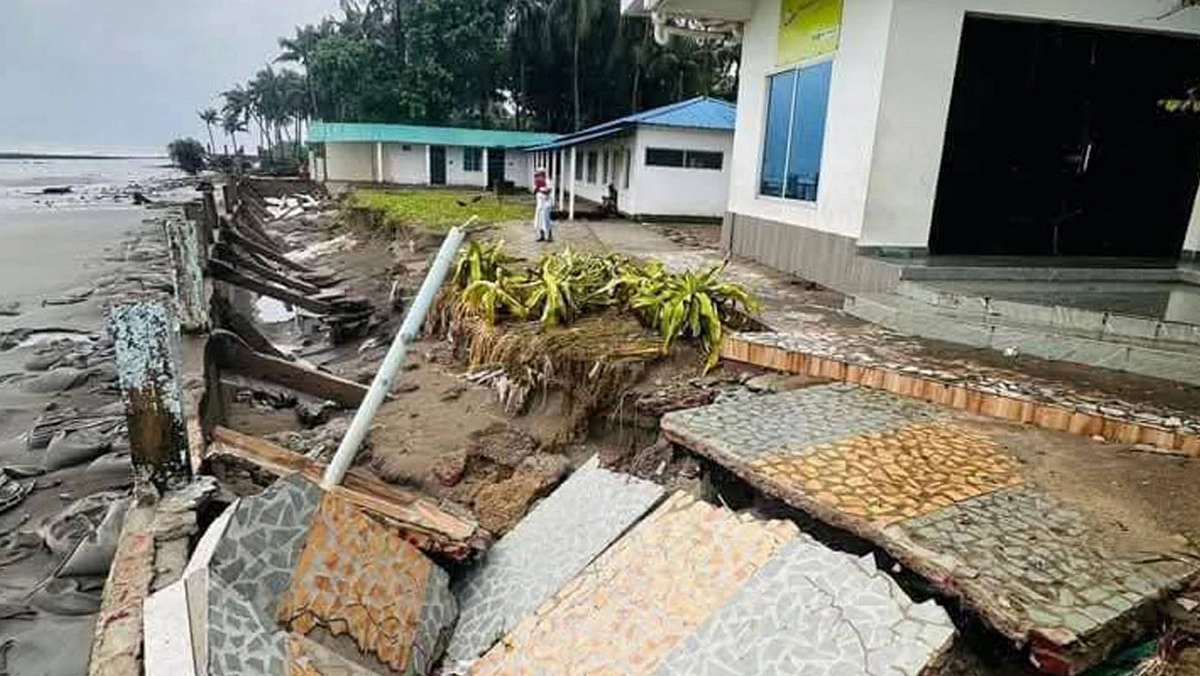 সেন্টমার্টিনে তাণ্ডব: ১১ হোটেল-রিসোর্ট তছনছ, আরও বৃষ্টির পূর্বাভাস!