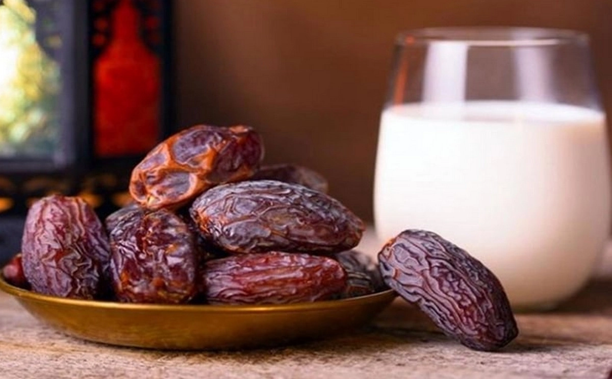 রাতে দুধ-খেজুর খেলে কী হয়