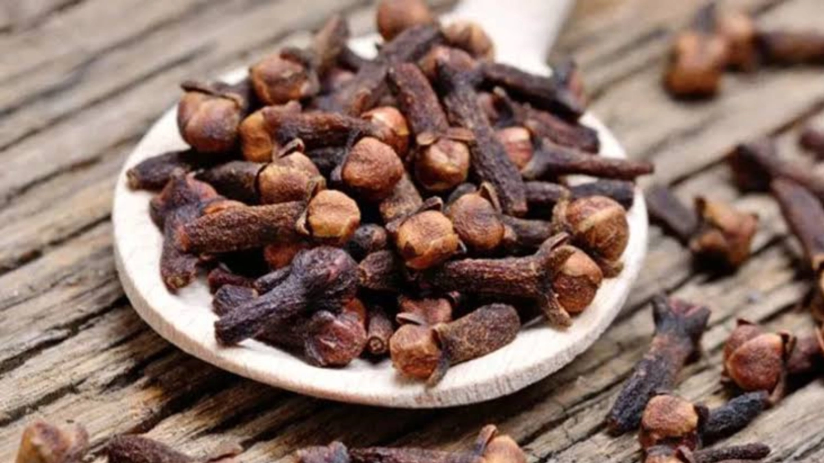সকালে খালি পেটে লবঙ্গ খাওয়ার যত উপকারিতা