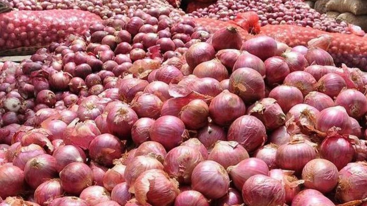 ১০ দিনে কেজিতে ২৫ টাকা বাড়ল পেঁয়াজের দাম