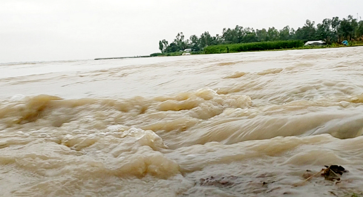পদ্মার পানি হু হু করে বাড়ছে, বহু অঞ্চল প্লাবিত
