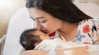 নবজাতককে ‍চুমু খেলেই বিপদ