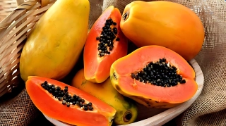 ৬০ বছর বয়সেও যৌবন ধরে রাখতে পাকা পেঁপের যাদুকরী ব্যাবহার