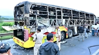 ঢাকায় হঠাৎ দুই বাসে আগুন, যা জানা গেলো