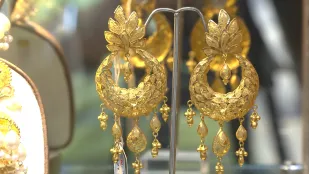 একদিনের ব্যবধানে সোনার দামে বড় লাফ, ভরিতে বাড়ল ২,৬১২ টাকা