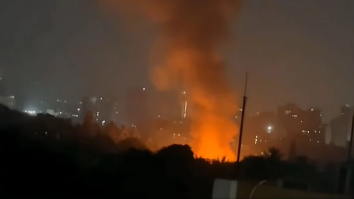 ৪ ঘণ্টা ধরে জ্বলছে কড়াইল বস্তি: নিয়ন্ত্রণে কাজ করছে ১৯ ইউনিট।