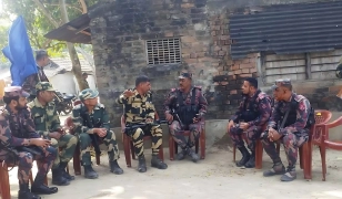 সীমান্তে বিএসএফের সড়ক নির্মাণ, বিজিবির বাধায় কাজ বন্ধ