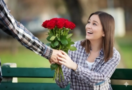 আজ রোজ ডে; প্রিয় মানুষকে কেন লাল গোলাপ দেওয়া হয়