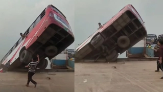 দৌলতদিয়ায় ফেরিতে ওঠার সময় বাস উল্টে পদ্মায়: বড় ধরনের হতাহতের আশঙ্কা