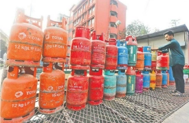 সিলিন্ডারের ৩৮৭ টাকা বাড়ল এলপিজির দাম