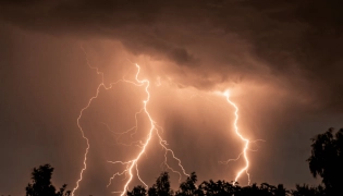 আবারও তীব্র বজ্রসহ ভারী বৃষ্টির সতর্কতা